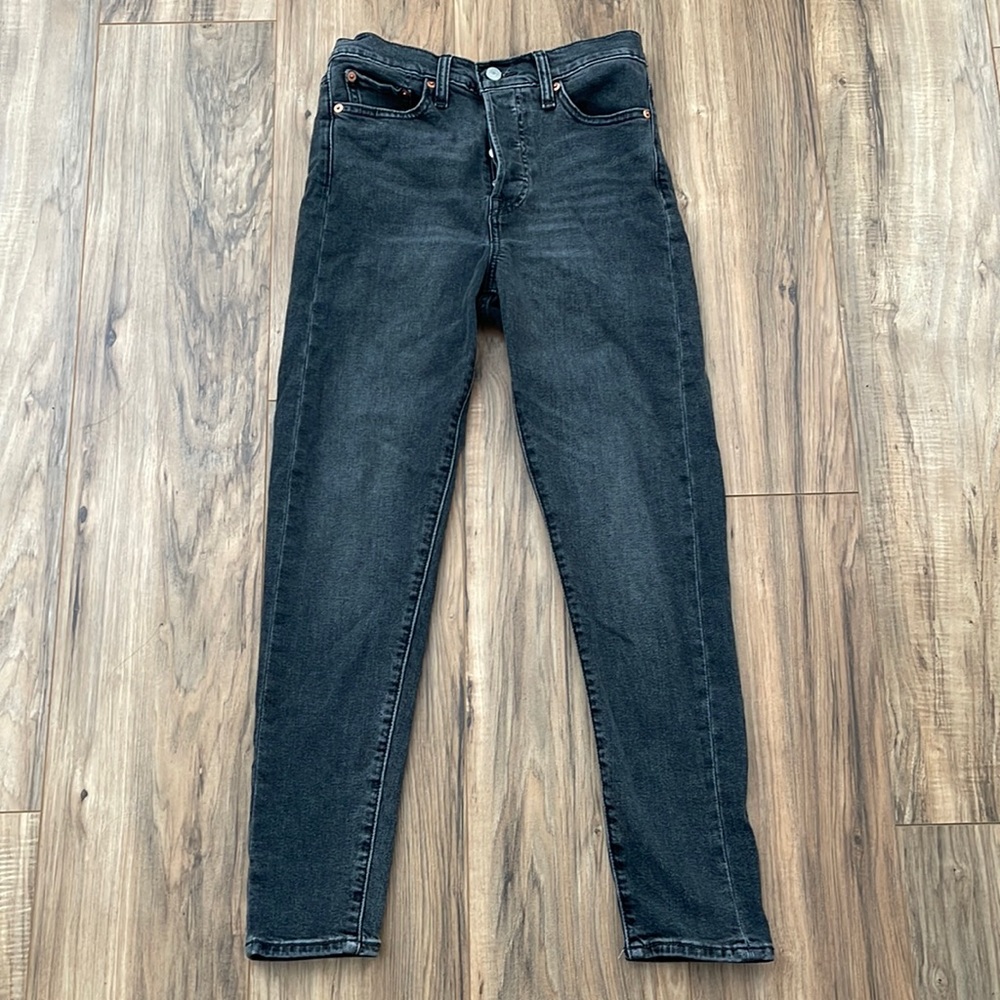EUC - Levi’s Weggie Skinny Jeans - Size 27